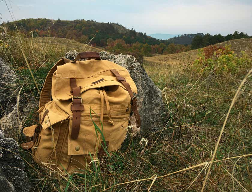 Żółty plecak turystyczny stojący na polanie.
