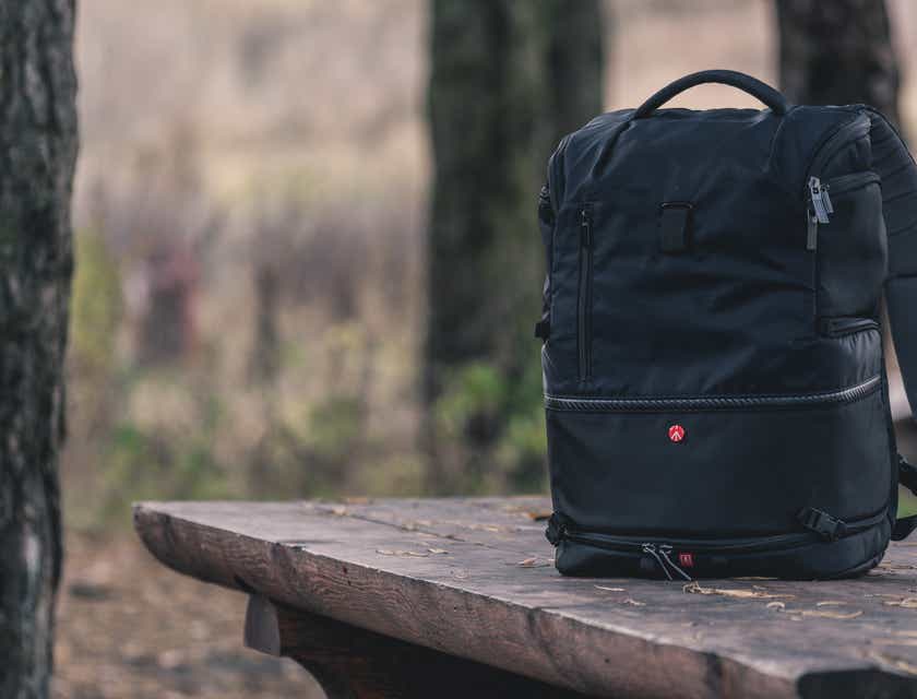 Uma mochila de caminhada em uma floresta.