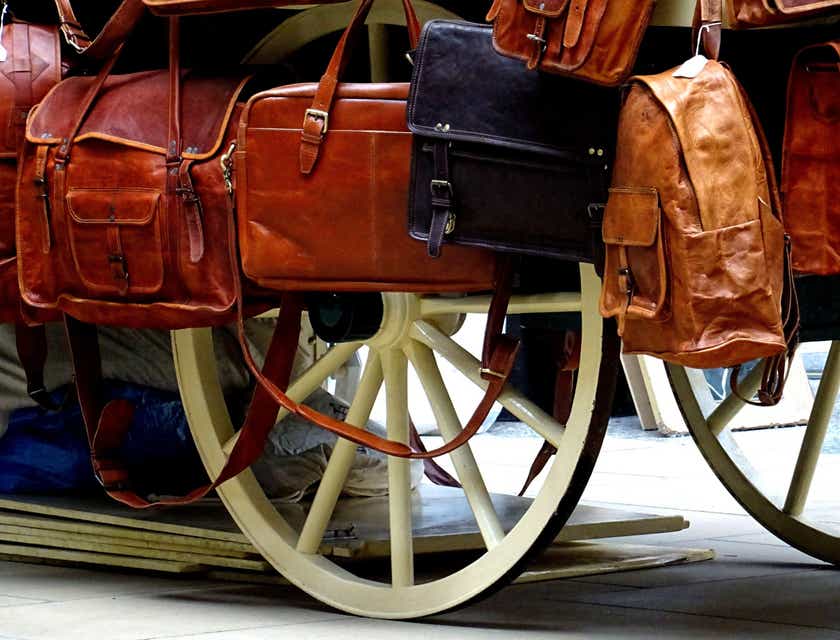 Un chariot rempli d'un assortiment de sacs.