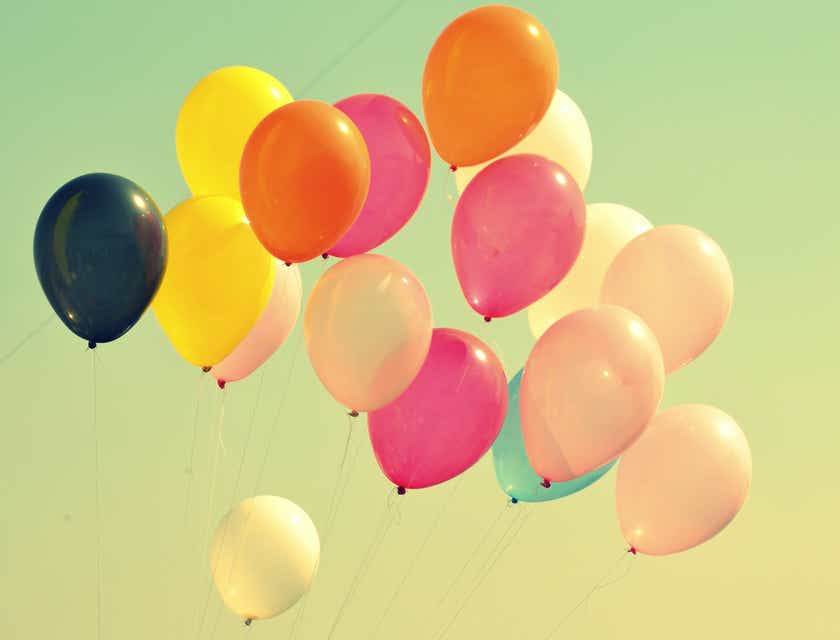 Kilkanaście kolorowych balonów na tle nieba.