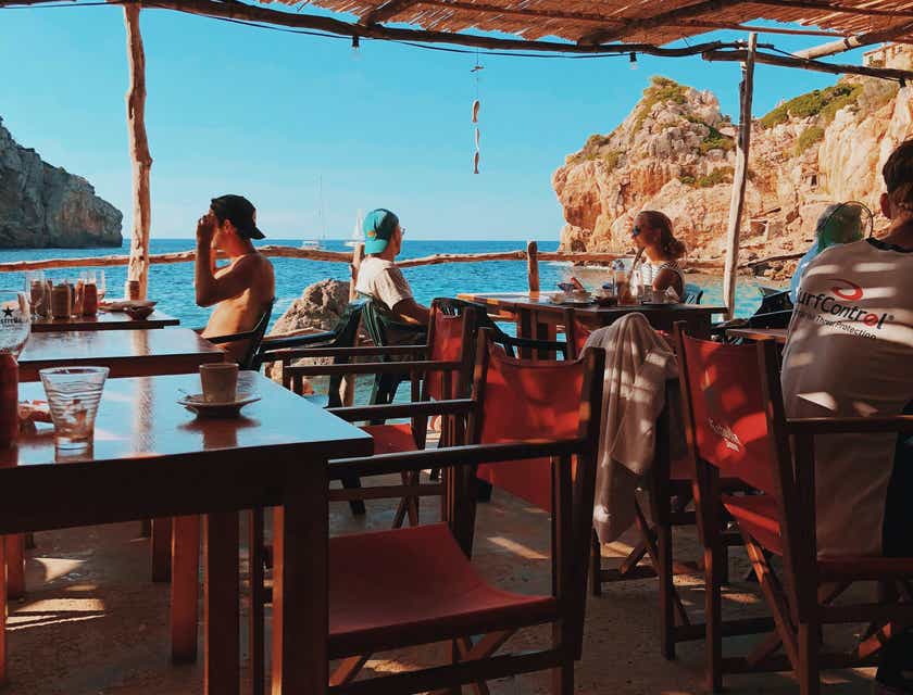 La vista di un bar sulla spiaggia in un’isola tropicale.