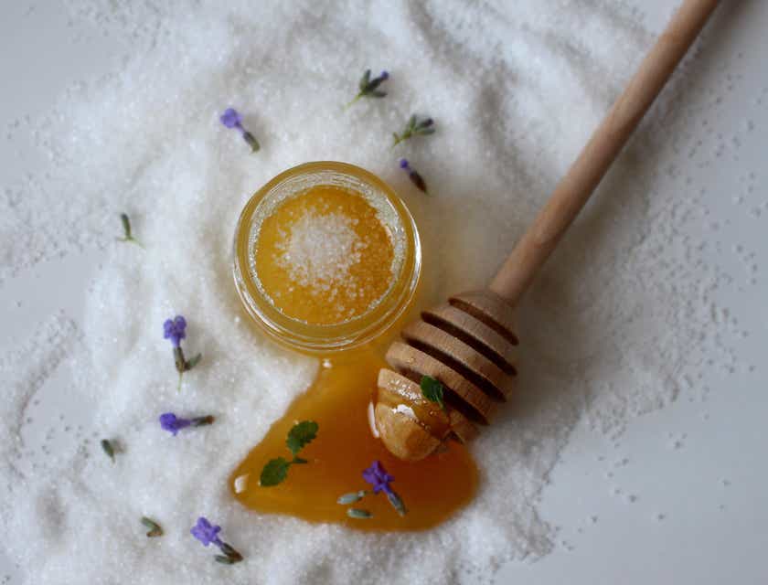 Del body scrub fatto con miele e zucchero da un'azienda di body scrub.