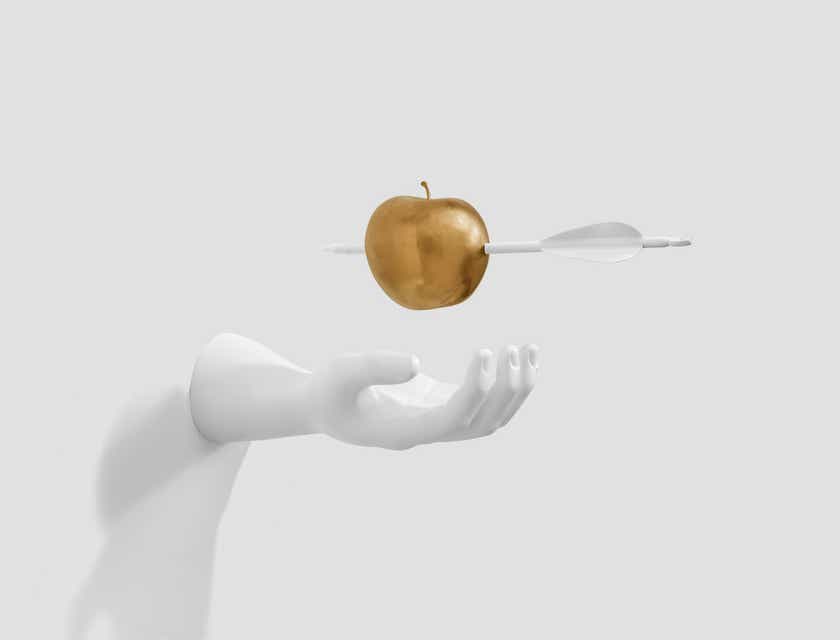 Een boeiend beeld van een met een pijl doorboorde gouden appel die schijnbaar in de lucht hangt.