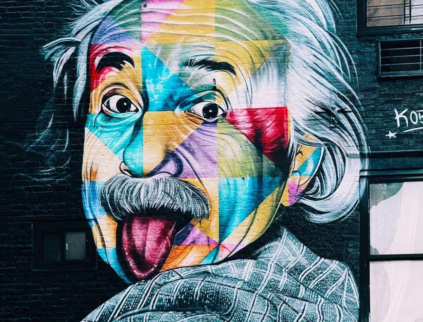 Une œuvre d'art osée peinte sur un mur, représentant la photo d'Einstein tirant la langue.