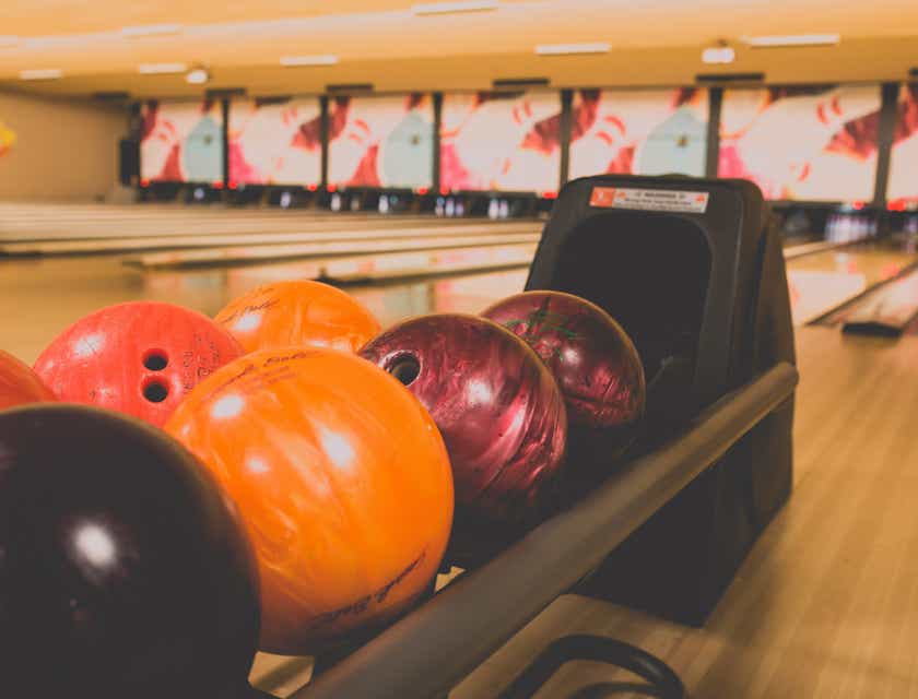 Des boules de bowling de différentes couleurs.