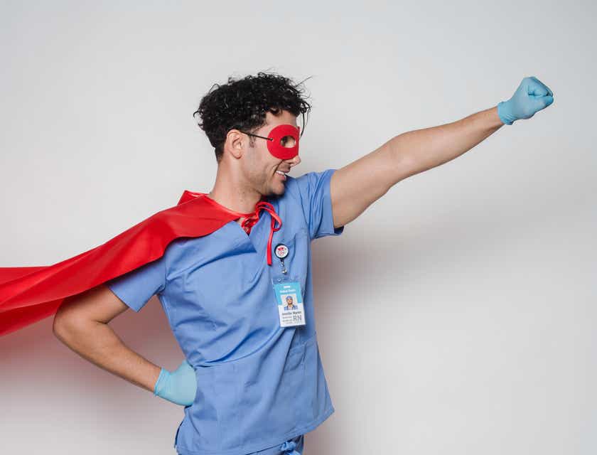 Un doctor posando valientemente con una capa de superhéroe para un logo valiente.