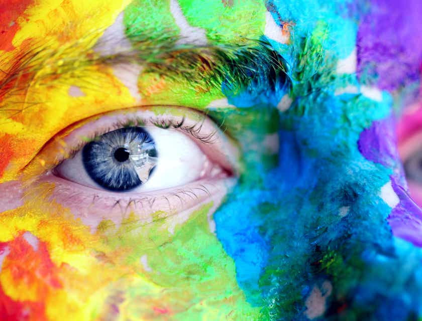 Eine Person mit strahlenden Farben auf dem Gesicht.