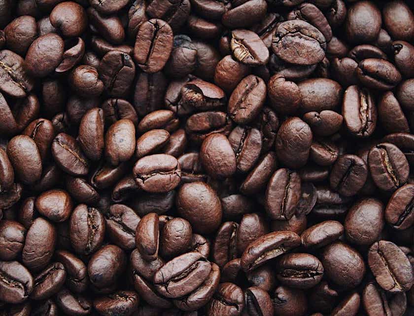 Foto close-up biji kopi berwarna cokelat.