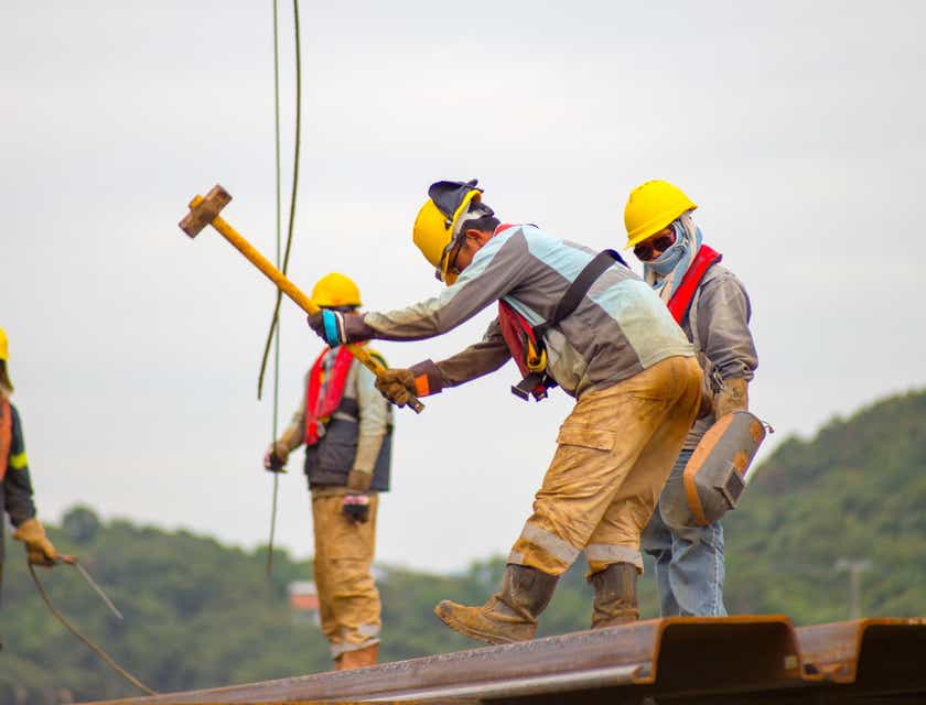 Bouwvakkers die werken op een bouwterrein.