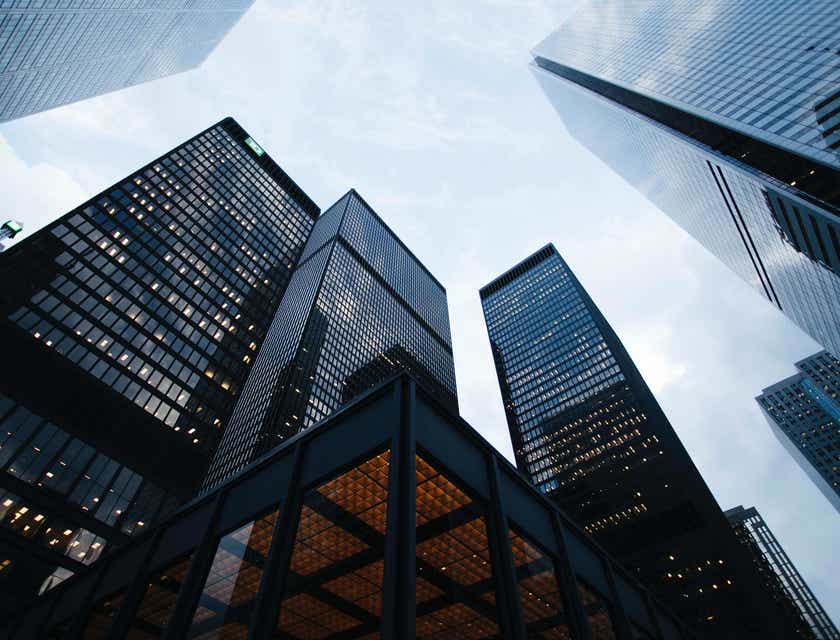 Image à angle faible d'immeubles de grande hauteur dans un quartier d'affaires.