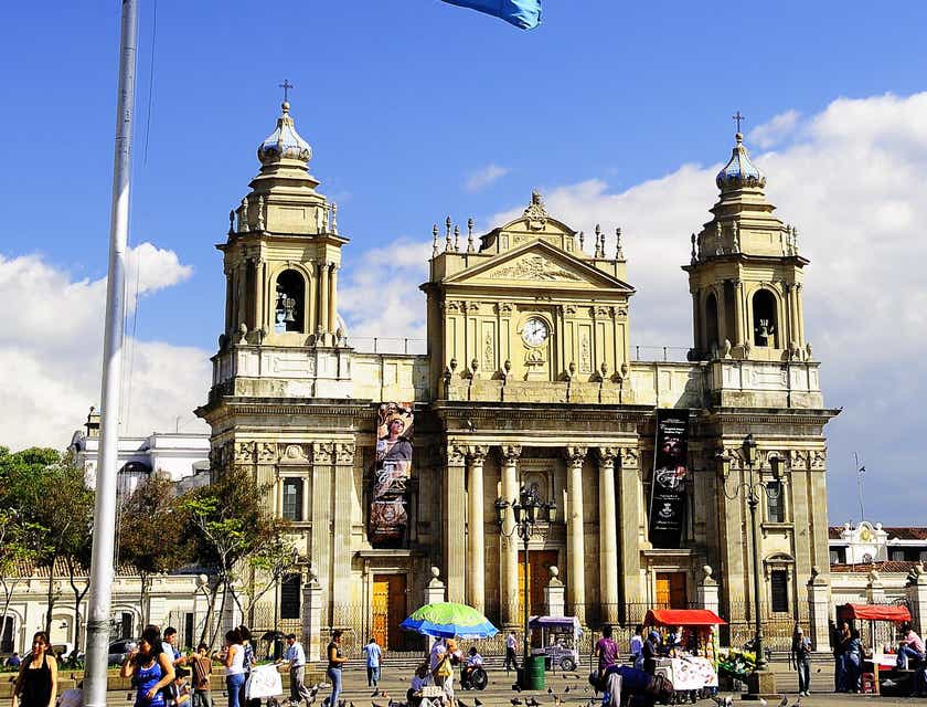 La bandera de Guatemala en el centro de la ciudad y frente a un edificio de gobierno.