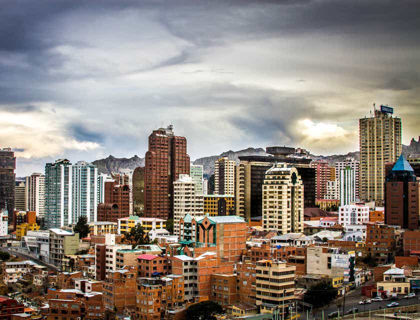 Vista de edificios y una montaña en el fondo en la Paz, Bolivia.   Corregido con https://www.corrector.co/es/