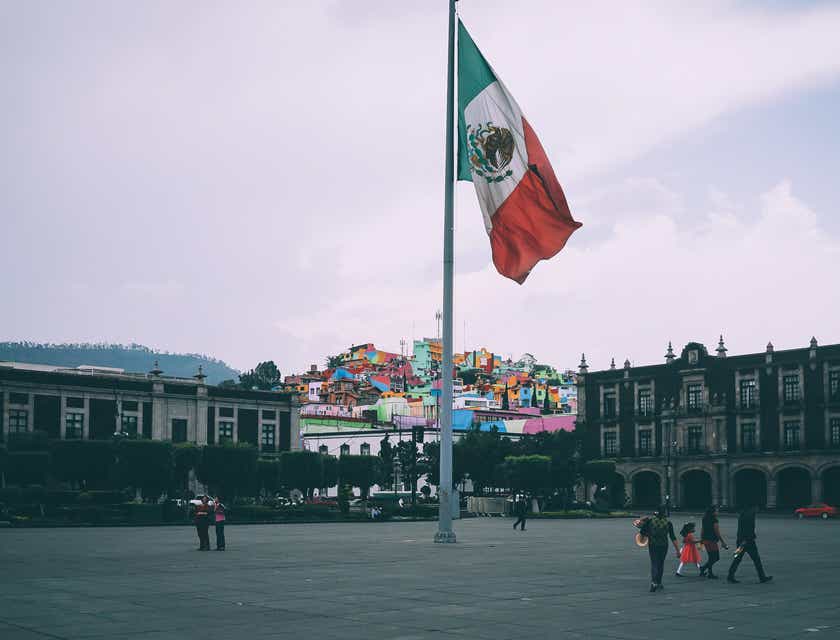 El zócalo de una ciudad mexicana con la bandera de México en el centro.