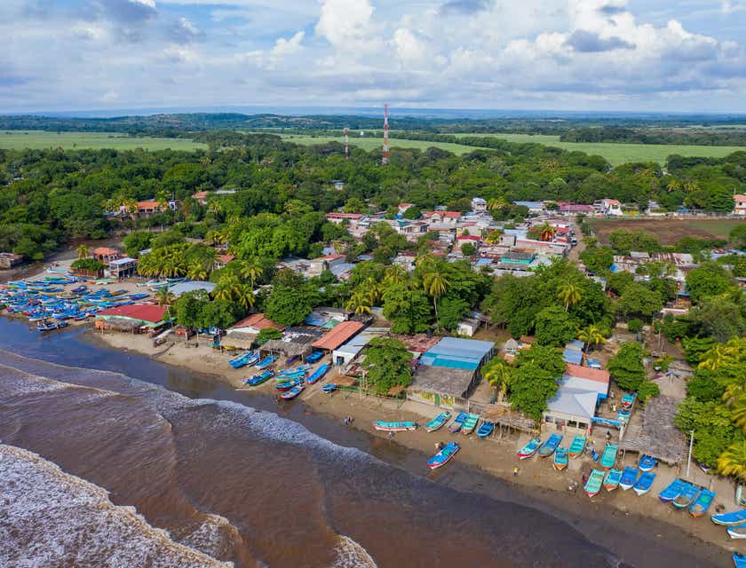 Vista aérea de la costa de la ciudad de Masachapa en Nicaragua.
