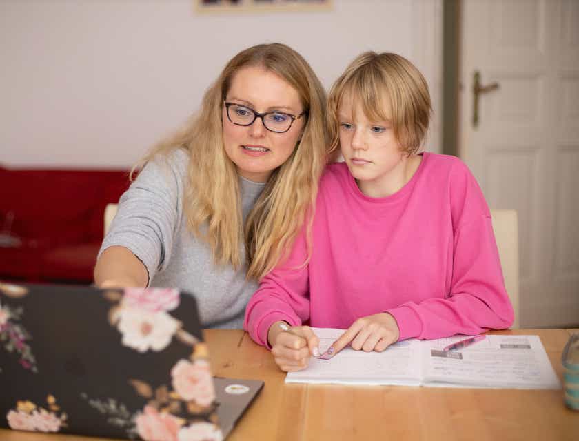 Una tutora ayudándole a estudiar a su estudiante en un negocio de tutoría.