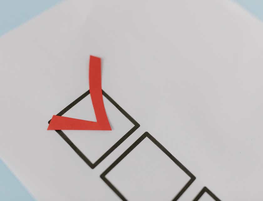 Un segno di spunta rosso all’interno di un quadrato in una lista.