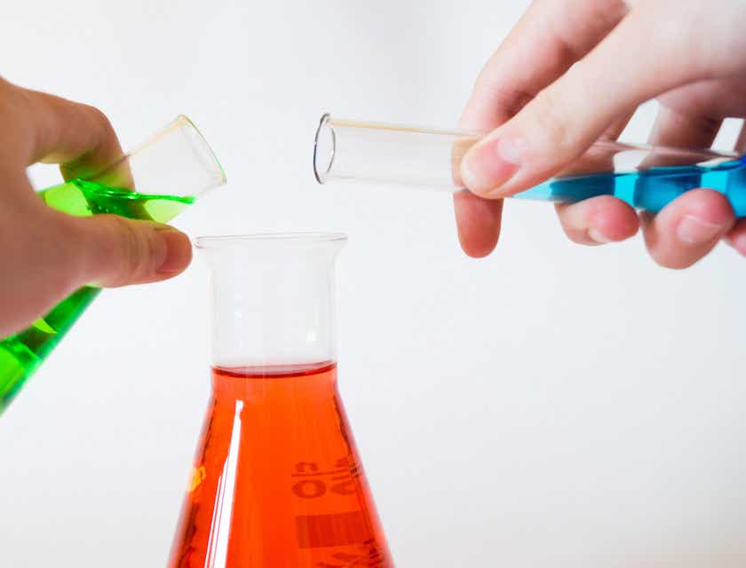 Un ou une scientifique mélangeant des produits chimiques dans un laboratoire.