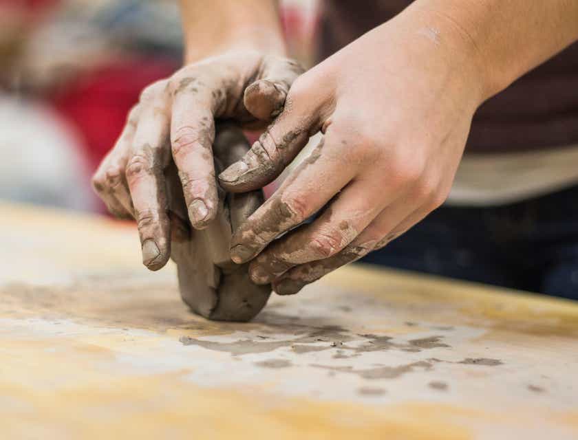 Delle mani che modellano l'argilla.