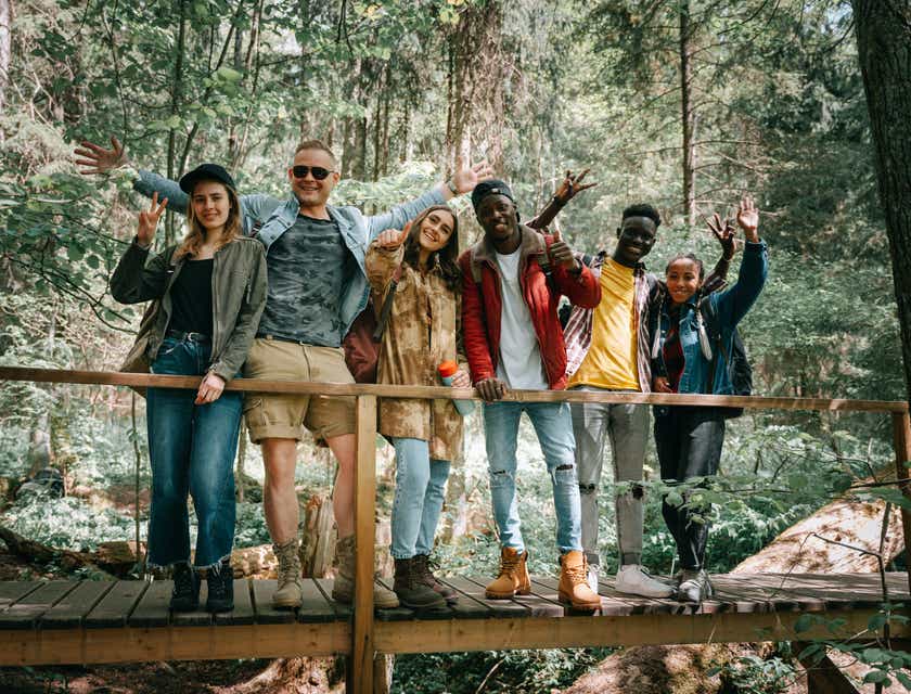 Grupa przyjaciół należących do klubu zainteresowań pozująca do zdjęcia w trakcie wycieczki do lasu.