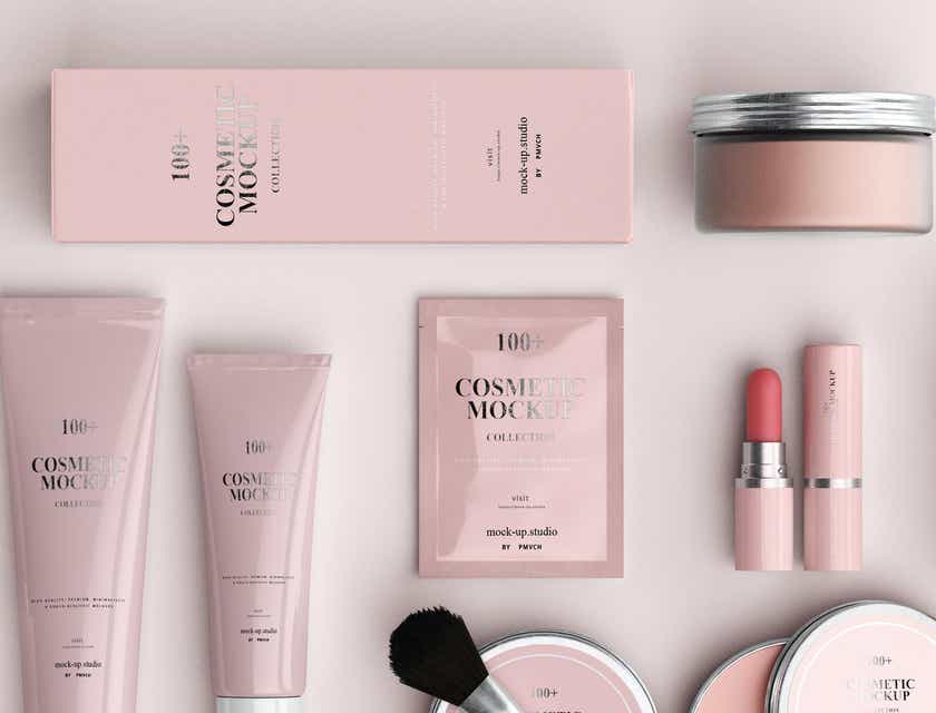 Divers produits cosmétiques soigneusement agencés dans un emballage rose et blanc.