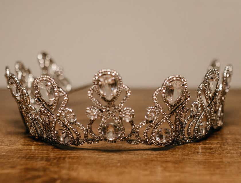 Sebuah mahkota yang megah di atas meja.