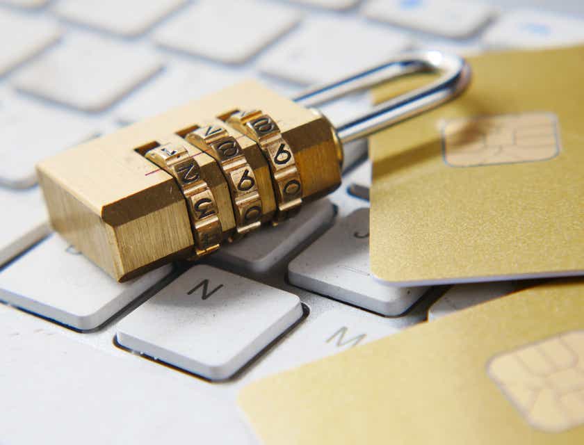Un candado sobre un teclado, que simboliza seguridad en el logo de una agencia de ciberseguridad.