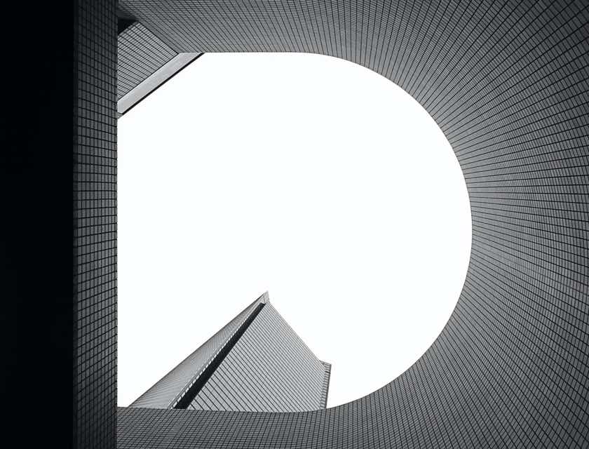 Deretan bangunan yang difoto dari sudut yang membentuk huruf D.