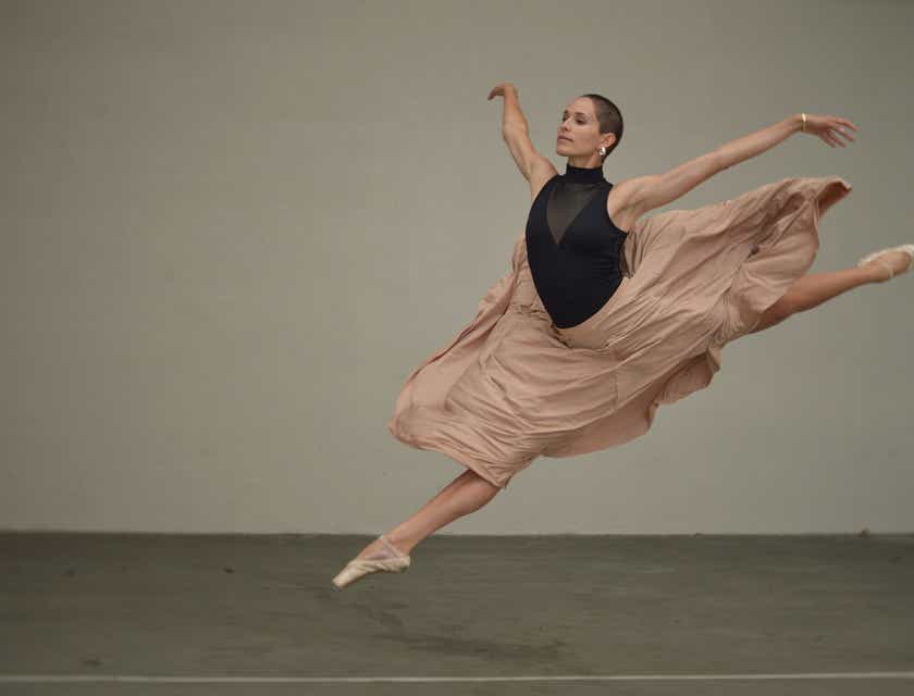 Seorang balerina menari di studio tari.