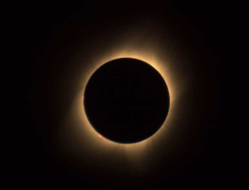 Un'eclissi di sole totale sopra un cielo scuro.