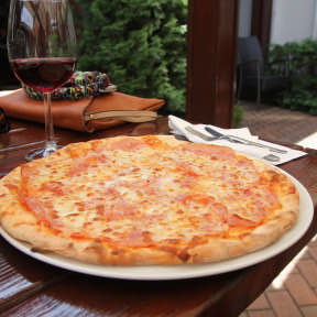 Decide what type of pizza shop you want to open.