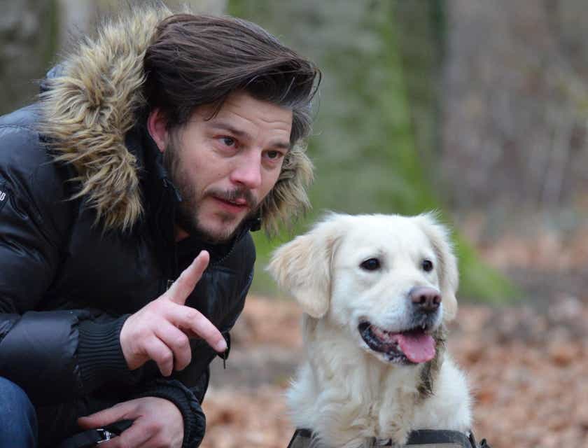 Seorang pria dan anjing di pelatihan anjing.