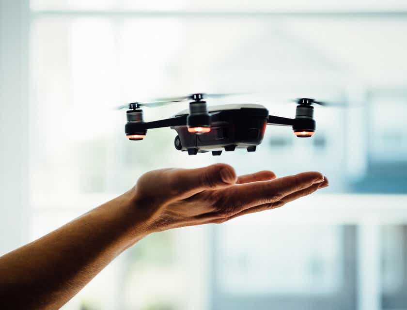 Un dron flotando sobre una mano en un negocio de drones.