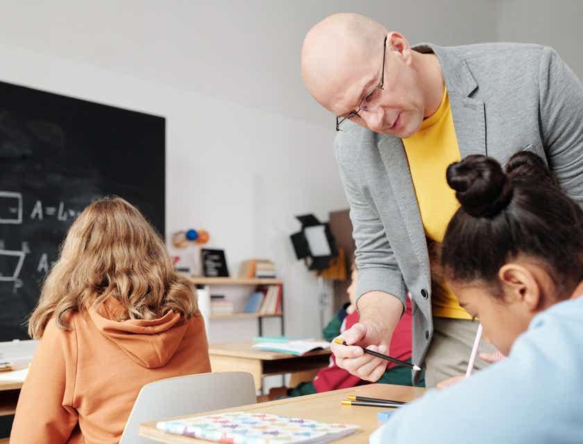 Seorang pendidik mengajar murid-muridnya di ruang kelas.