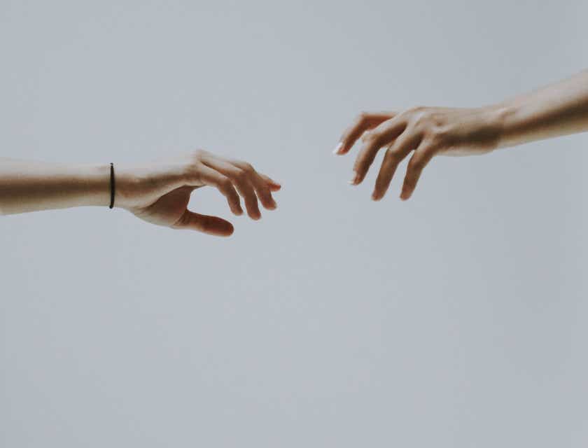 Birbirine uzanan iki el.
