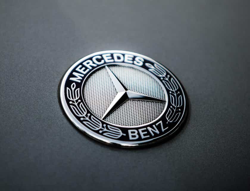 Um logotipo elegante da Mercedes Benz.