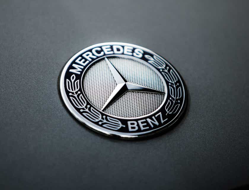 Logo Mercedes Benz yang elegan.