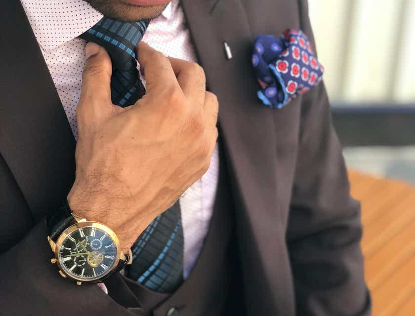 Un hombre de negocios de élite arreglando su corbata en un logo de élite.