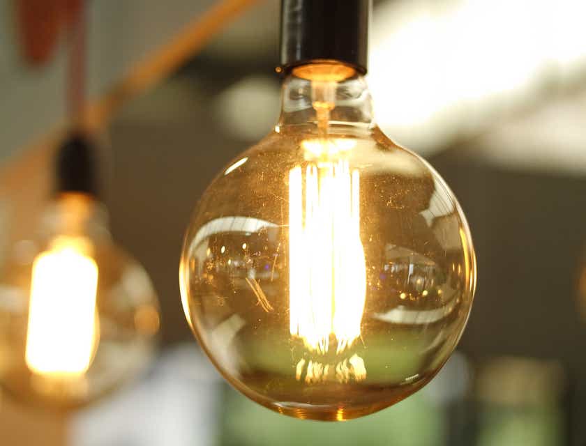 Bola lampu menggunakan energi listrik untuk menghasilkan cahaya.