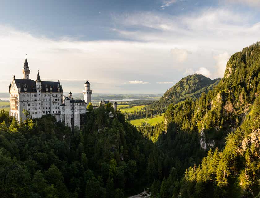 Un castillo épico que se eleva sobre los árboles en la cima de una montaña en un logo.