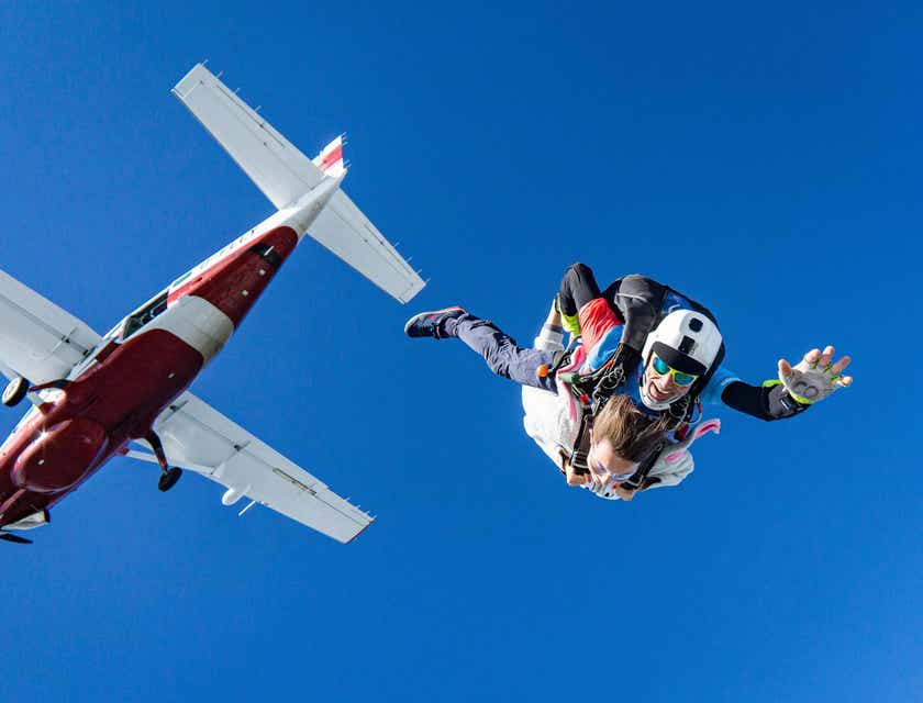 Deux personnes pratiquant le sport extrême qu'est le parachutisme.