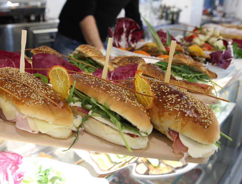 Dei panini esposti sopra un banco alimentare.