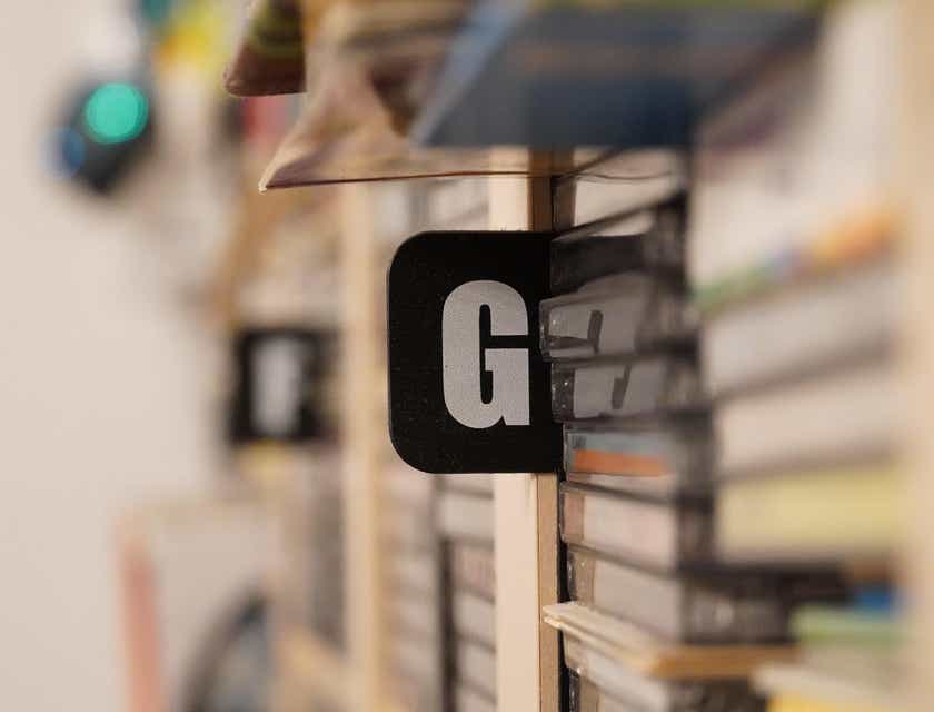 La lettre "G" dans une bibliothèque utilisée pour classer les auteurs selon leur nom de famille.