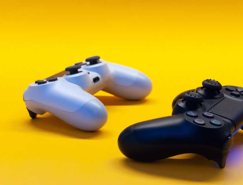 Dos controles de videojuegos sobre una mesa amarilla en una tienda de juegos de video.