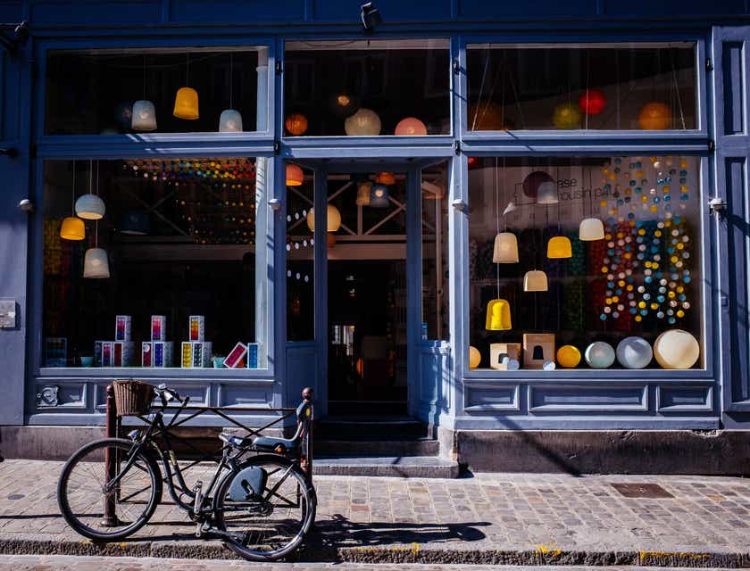 Sebuah toko umum alias kelontong dengan sepeda di depannya.