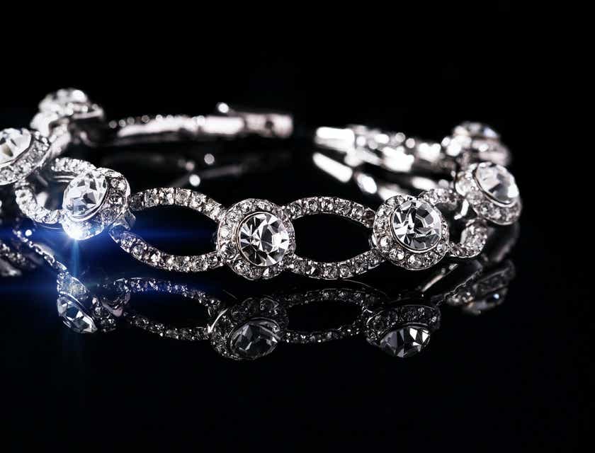 Uma glamourosa pulseira de diamantes em uma superfície preta.