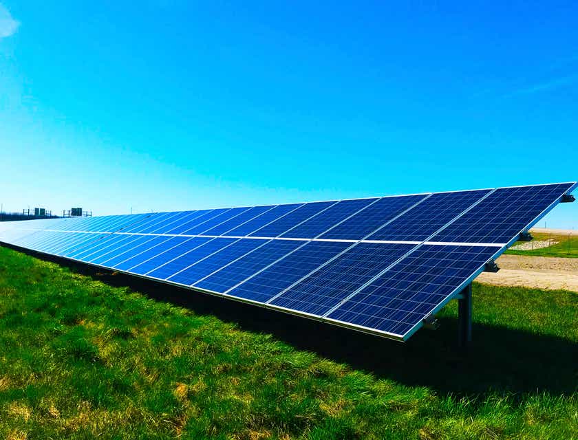 Elektrik üretmek için güneş enerjisini kullanan mavi bir güneş paneli.