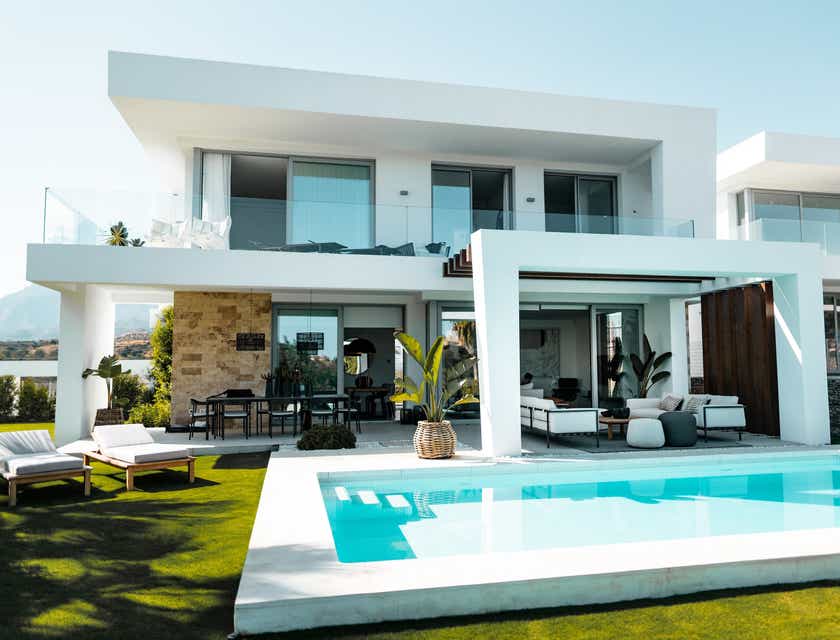 Ein modernes zweistöckiges Ferienhaus mit Pool und Garten.
