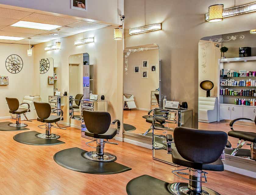 Un salon de coiffure propre et moderne.
