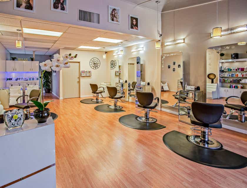 Tampak interior salon rambut modern.