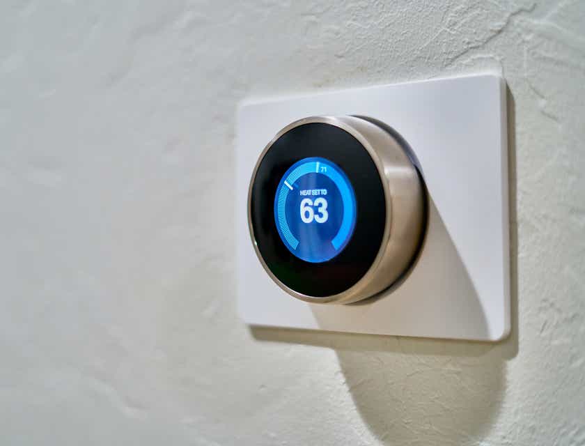 Un termostato que muestra el número 63 en un negocio de calefacción y refrigeración.